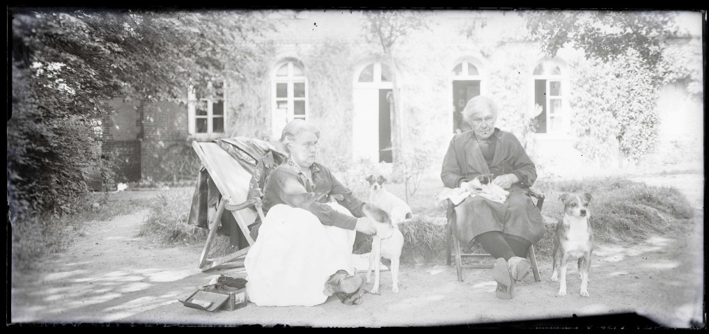 Rachel et une tante, les chiens et chats dans le jardin du presbytère de Rosay-sur-Lieure (Eure).