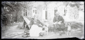 Rachel et une tante, les chiens et chats dans le jardin du presbytère de Rosay-sur-Lieure (Eure).