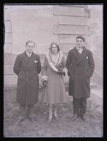 Hommes et femme posant dans les environs de Cognac (Charente).