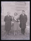 Hommes et femme posant dans les environs de Cognac (Charente).