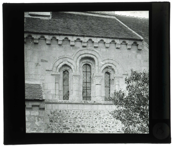 Église Saint-Aubin de Boisney (Eure), trois fenêtres romanes.