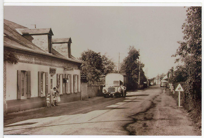 Plessis-Grohan (Le). [Vue d'une épicerie-restaurant].