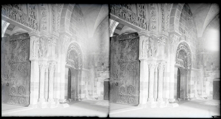 Porte, piliers et chapiteaux sculptés de l'église de la Madeleine de Vézelay (Yonne).