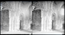 Porte, piliers et chapiteaux sculptés de l'église de la Madeleine de Vézelay (Yonne).