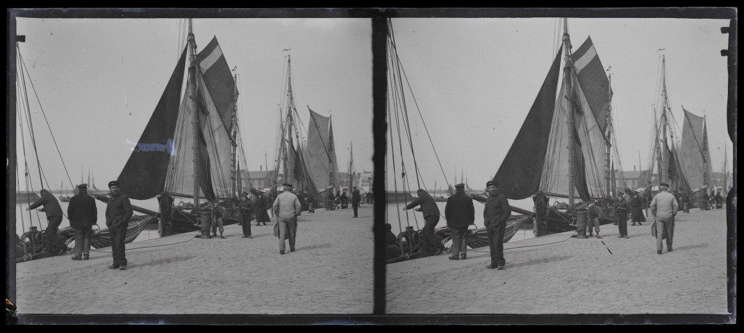 Bateaux de pêche à quai et marins à Trouville (Calvados).