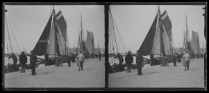 Bateaux de pêche à quai et marins à Trouville (Calvados).