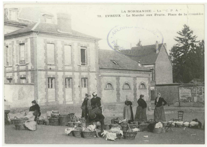 Evreux-Ville. Le Marché aux Fruits-Place de la Comédie.
