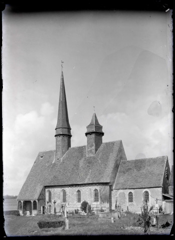 Vue d'ensemble de l'église d'Épieds (Eure).