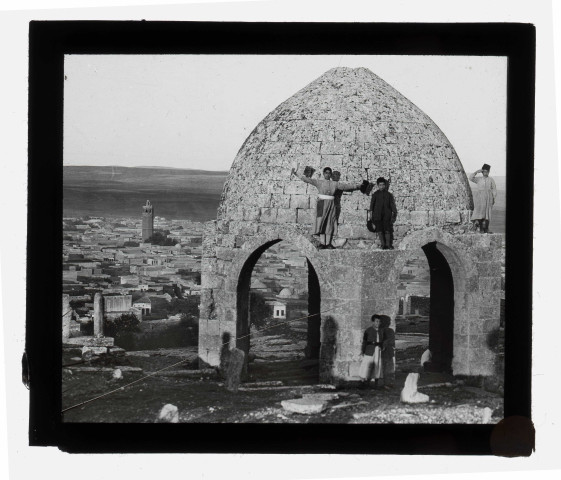 Ville vue d'un des mausolées du cimetière turc d'Ourfa (Turquie) (notice PA).