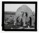 Ville vue d'un des mausolées du cimetière turc d'Ourfa (Turquie) (notice PA).