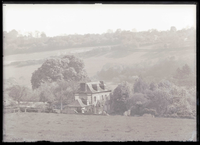 Vue sur le presbytère et son jardin à Rosay-sur-Lieure (Eure).
