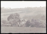 Vue sur le presbytère et son jardin à Rosay-sur-Lieure (Eure).