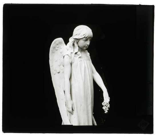 Cimetière de Menneval (Eure), sculpture de Romanelli.