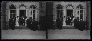 Portrait de famille et d'ecclésiastiques sur le perron d'une demeure. Le chanoine Le Fournier est à gauche en haut du rang).