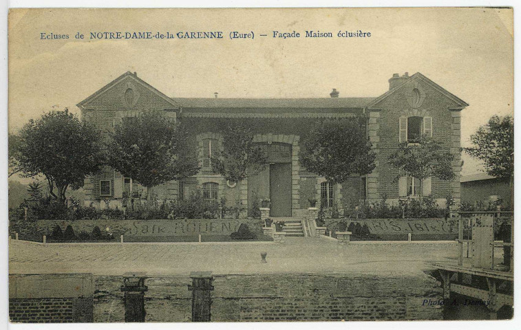 Saint-Pierre-la-Garenne. Façade Maison éclusière.