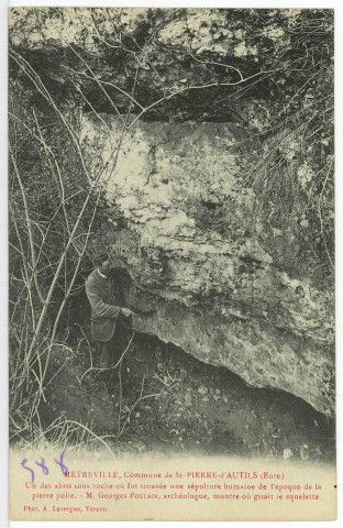 Saint-Pierre-d'Autils. Métreville. Un des abris sous roche où fut trouvée une sépulture humaine de l'époque de la pierre polie. - M. Georges Poulain, archéologue, montre où gisait le squelette.