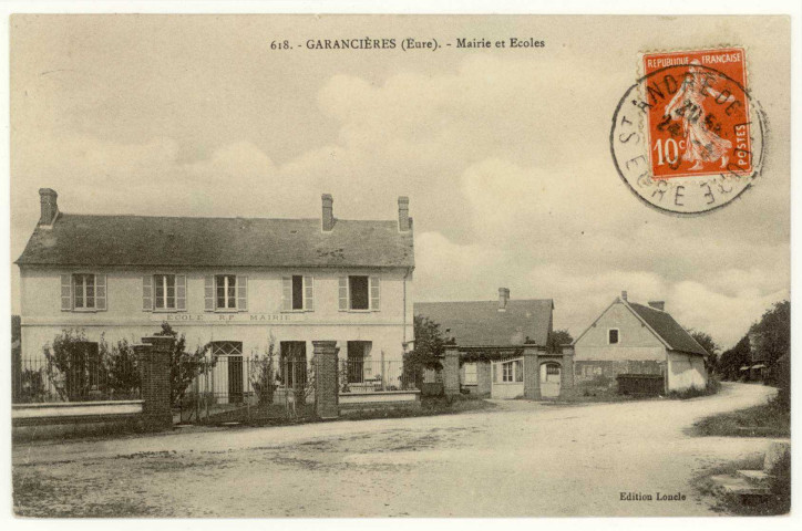 Garencières. Mairie et Ecoles.