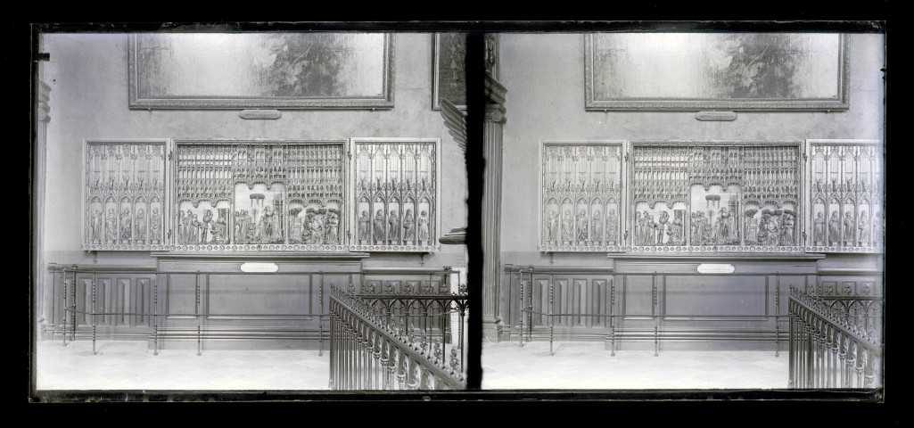 Retable triptyque exposé dans un musée.