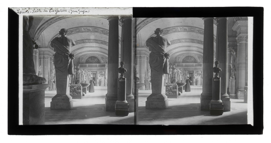 Salle des Cariatides du musée du Louvre de Paris (Seine), on remarque au fond de la salle le chanoine le Fournier.