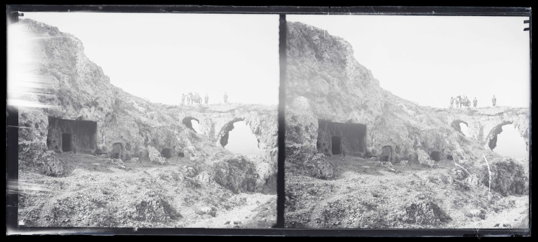 Tombes près de l'aqueduc d'Antioche (Turquie) (notice PA).