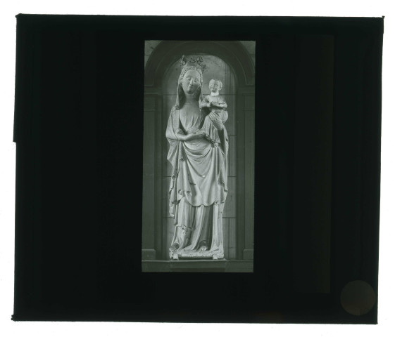 Statue de Vierge à l'enfant.