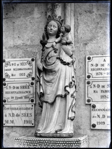 Statue de Notre-Dame de Sées de la cathédrale Notre-Dame de Sées (Orne).