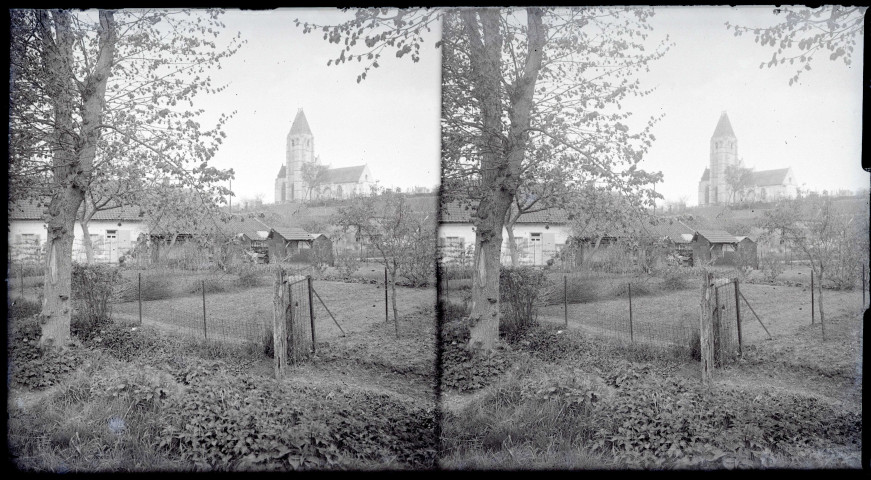 Église de campagne avec tour clocher.