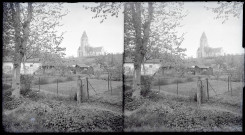 Église de campagne avec tour clocher.