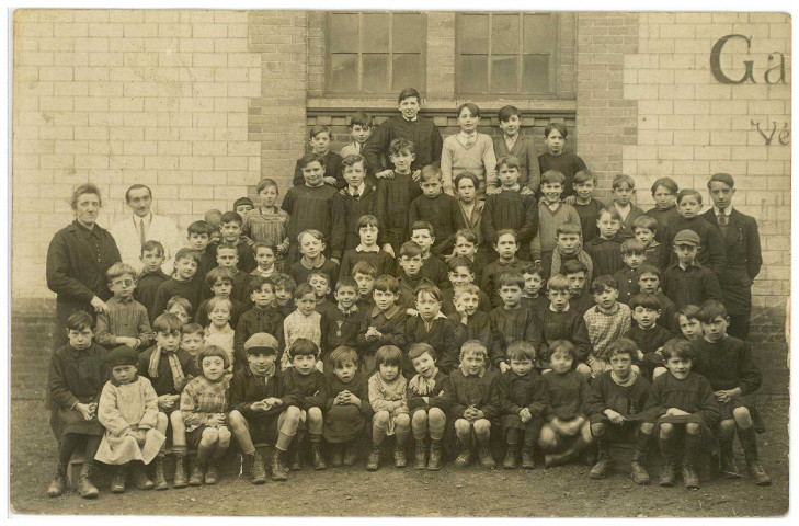 Louviers-Ville. Ecole Saint Louis vers 1930.