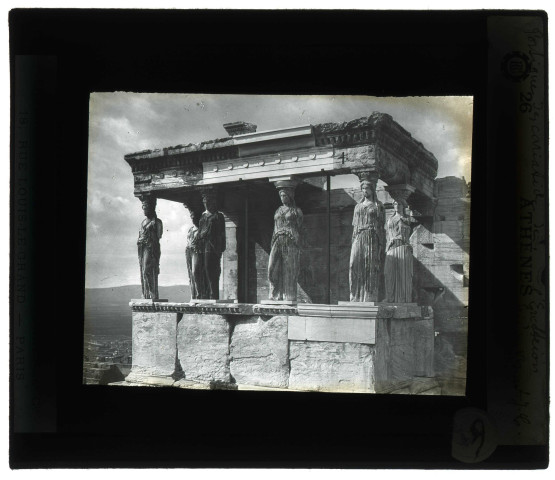 Portique nord de l'Érechtéion à l'Acropole d'Athènes (Grèce), cariatides.
