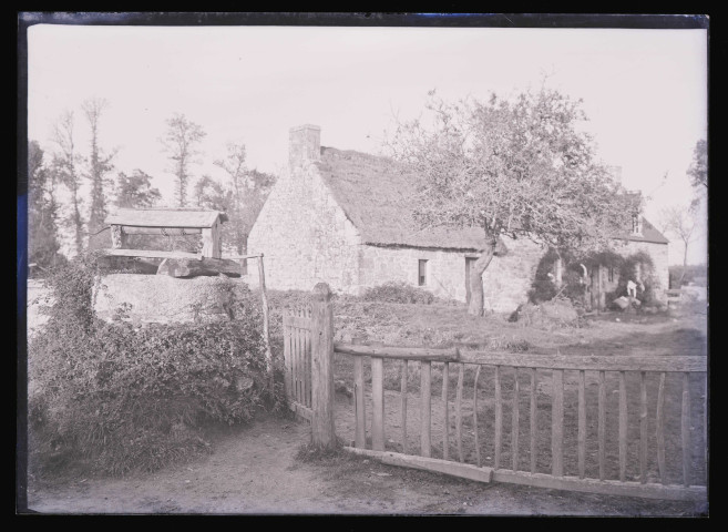Chaumière bretonne et puits.