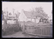 Chaumière bretonne et puits.
