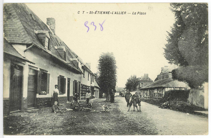 Saint-Etienne-l'Allier. La Place.