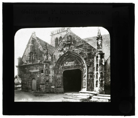 Église de La Martyre (Finistère), portail sud et ossuaire.