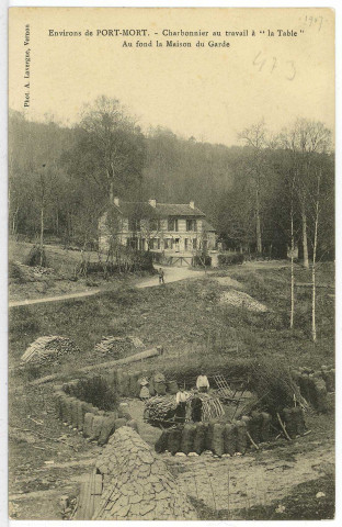 Port-Mort. Environs de Port-Mort (Eure). - Charbonnier au travail à «la Table» - Au fond la Maison du garde.