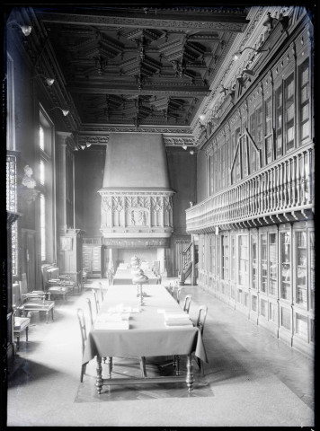 Bibliothèque des magistrats du palais de justice de Rouen (Seine-Maritime), avec les fenêtres donnant sur la place Foch.