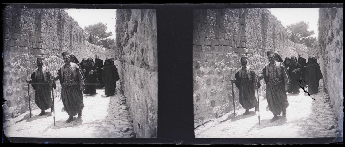 Prêtres arméniens devancés par des cavas dans une ruelle de Jérusalem (Israël) (notice PA).