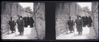 Prêtres arméniens devancés par des cavas dans une ruelle de Jérusalem (Israël) (notice PA).