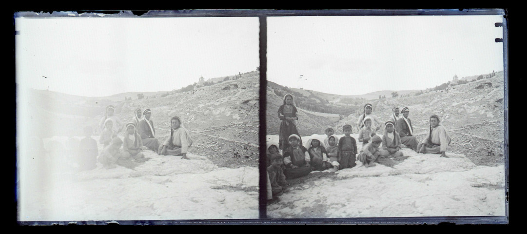 Enfants et adultes posant au pied de l'église orthodoxe de Sainte-Madeleine à Jérusalem (Israël).