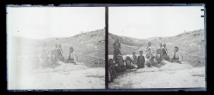 Enfants et adultes posant au pied de l'église orthodoxe de Sainte-Madeleine à Jérusalem (Israël).