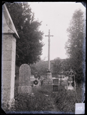 Calvaire dans le cimetière d'Épreville-en-Lieuvin (Eure).