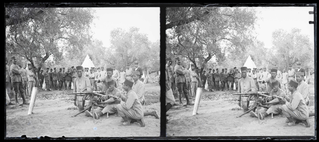Entraînement aux tirs à la mitrailleuse de soldats palestiniens par des militaires français.