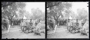 Entraînement aux tirs à la mitrailleuse de soldats palestiniens par des militaires français.
