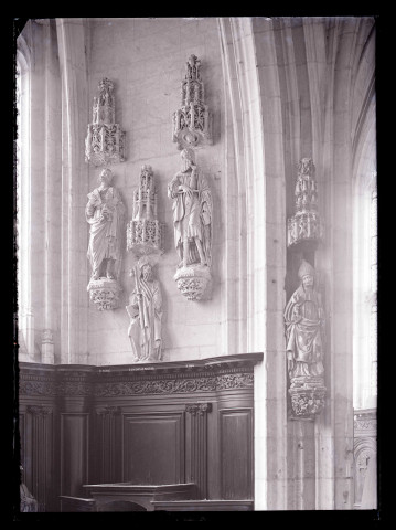 Statues de Saint-Jacques, Saint-Pierre, Saint-Paul (avec dais les surmontant) de l'église de Saint-Riquier (Somme).