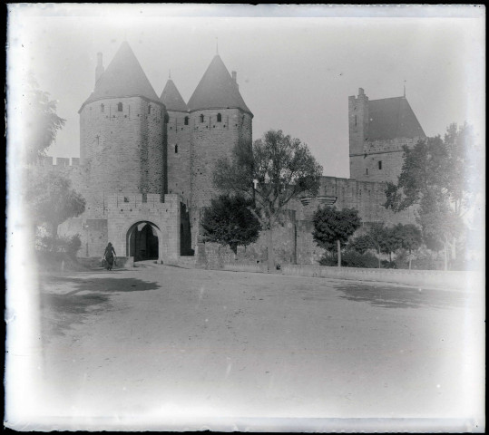 Porte, tours et remparts de la Cité de Carcassonne (Aude). Idem 5395