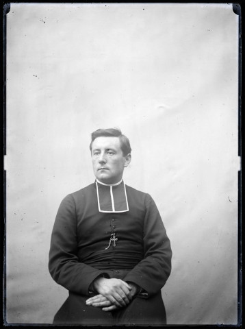 Portrait de l'abbé Bretocq en habit sacerdotal.