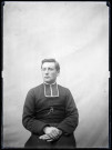 Portrait de l'abbé Bretocq en habit sacerdotal.