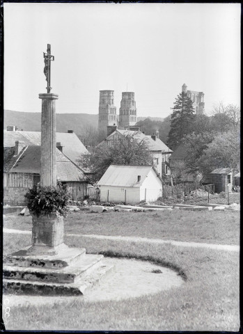 Vue au loin des deux tours des ruines et vestiges de l'abbaye de Jumièges (Seine-Maritime).