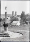 Vue au loin des deux tours des ruines et vestiges de l'abbaye de Jumièges (Seine-Maritime).