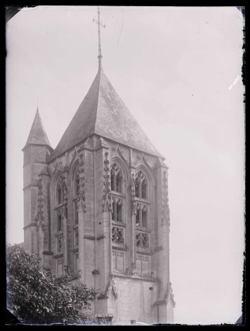 Tour d'église et son clocher.